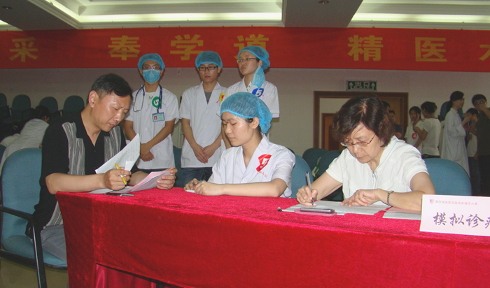刘亚南同学在“模拟诊疗”项目