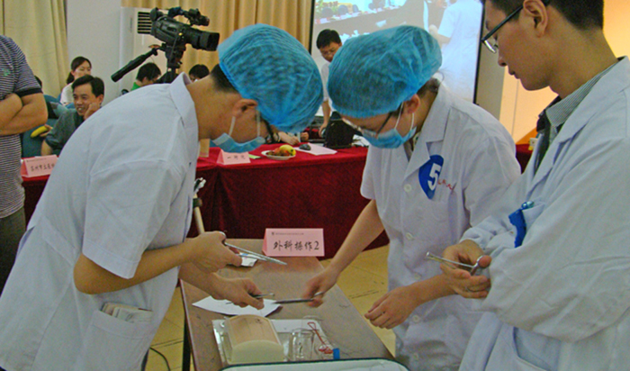 魏璐同学和杨雷同学在“外科操作”项目