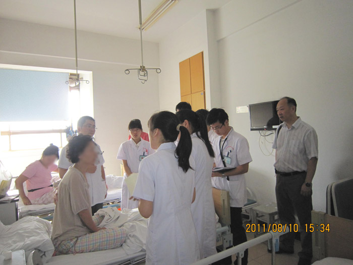 王院长观摩参加心内科教学查房