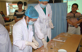 朱翠华、石虎伟在打结