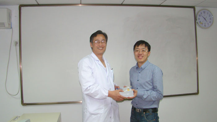 由评委为获奖者颁奖